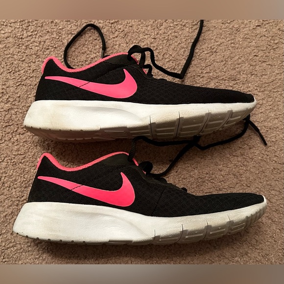 Nike Unisex Big Kids Youth Tanjun Running Gym Shoes Sneakers Black Pink Size 5Y - Picture 10 of 15